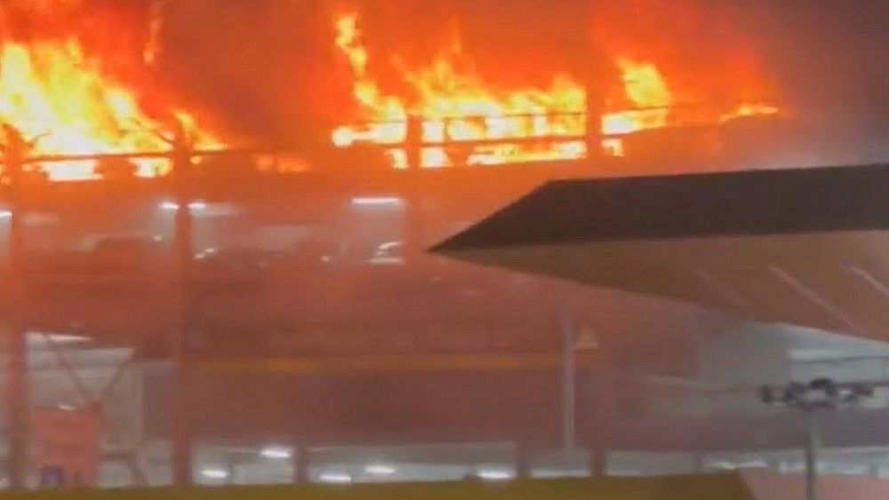 Un incendio en el aparcamiento del aeropuerto de Luton, en Londres, obliga a suspender los vuelos