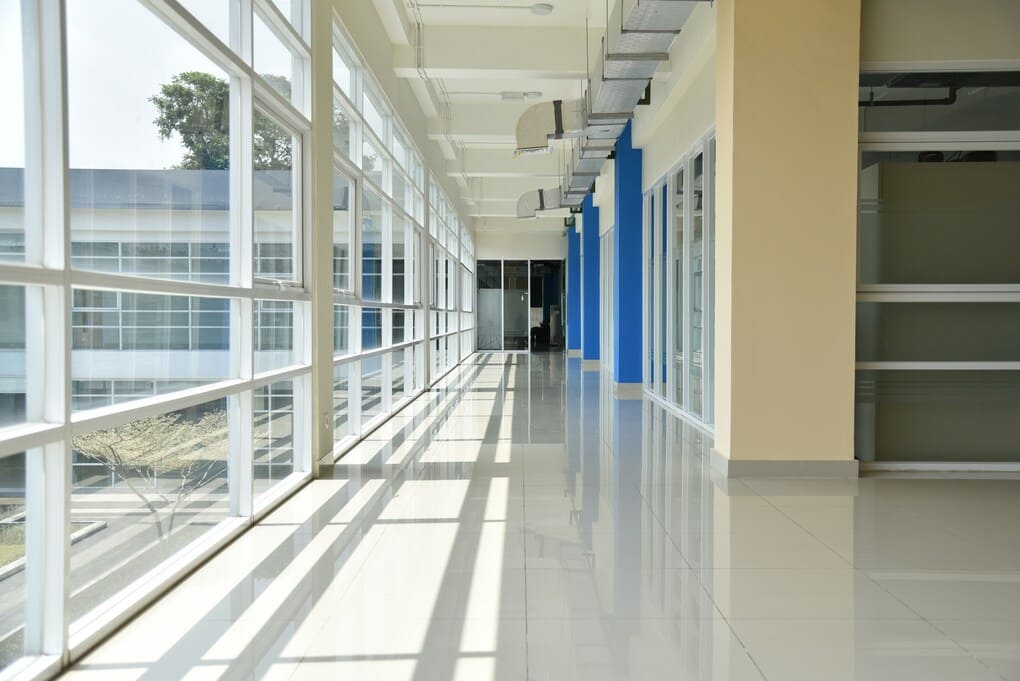 Piso para interiores de oficina en Panamá: resistencia y estética