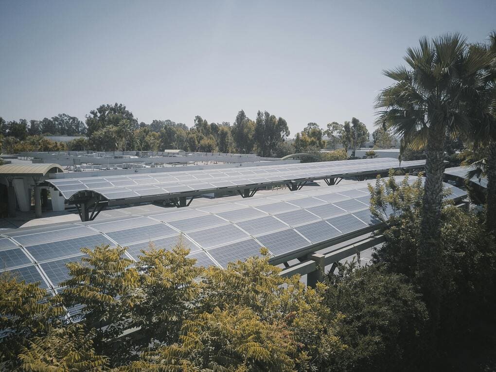 Instalación de paneles solares en Panamá con soporte técnico